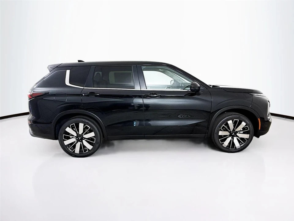 2025 Mitsubishi Outlander - Image 8 of 21