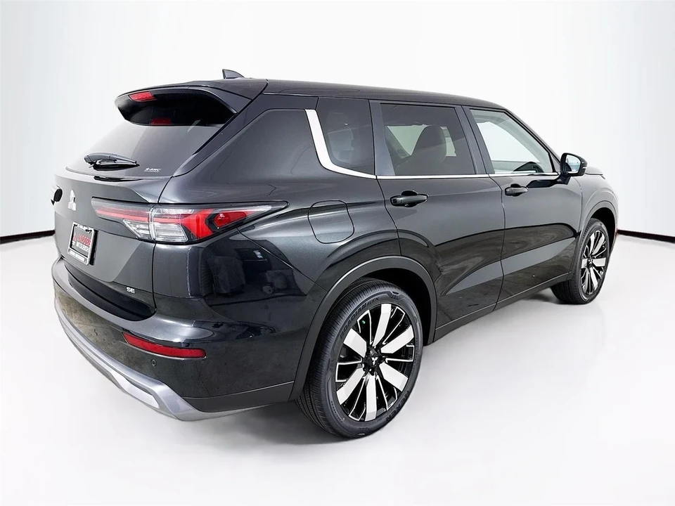 2025 Mitsubishi Outlander - Image 7 of 21