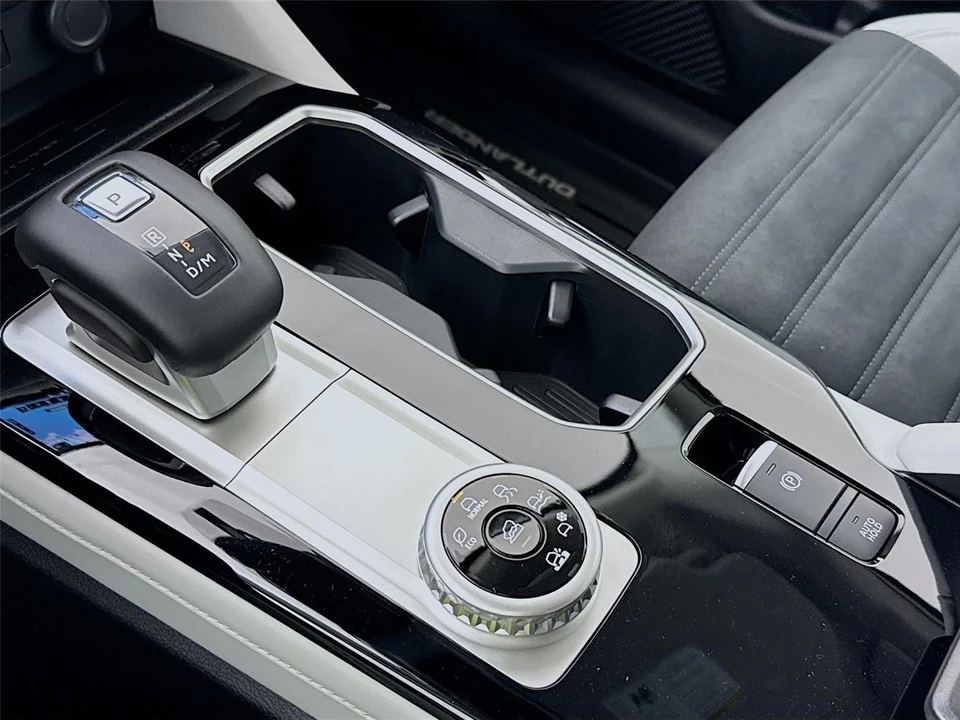 2025 Mitsubishi Outlander - Image 16 of 21
