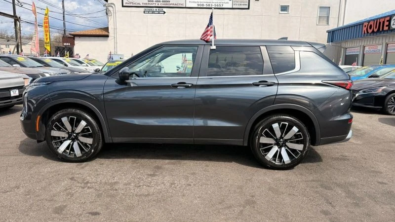 2025 Mitsubishi Outlander - Image 10 of 12