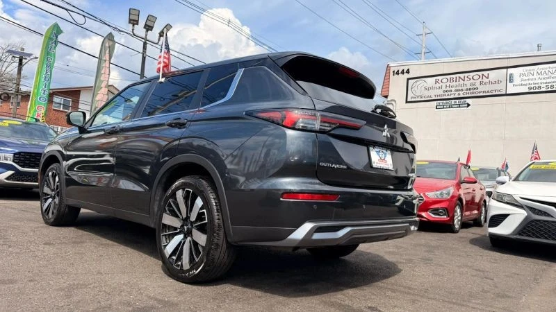 2025 Mitsubishi Outlander - Image 8 of 12