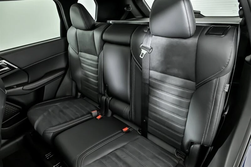 2025 Mitsubishi Outlander - Image 16 of 21