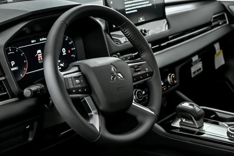 2025 Mitsubishi Outlander - Image 17 of 21