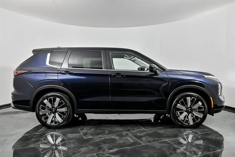 2025 Mitsubishi Outlander - Image 9 of 21