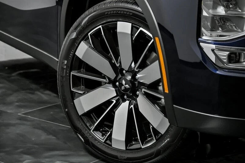 2025 Mitsubishi Outlander - Image 3 of 21