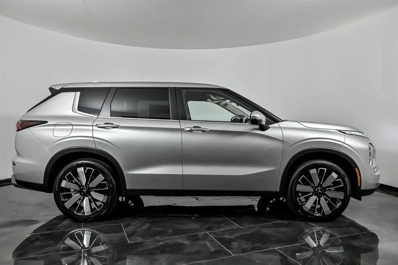 2025 Mitsubishi Outlander - Image 9 of 21