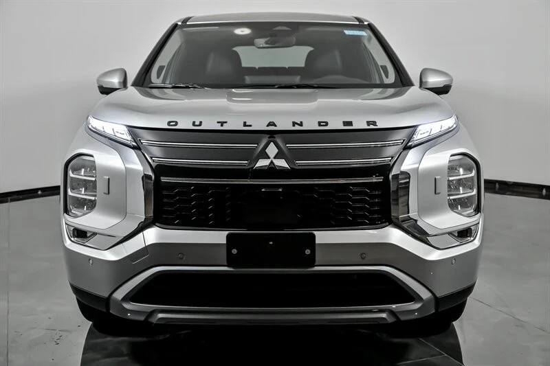 2025 Mitsubishi Outlander - Image 4 of 21