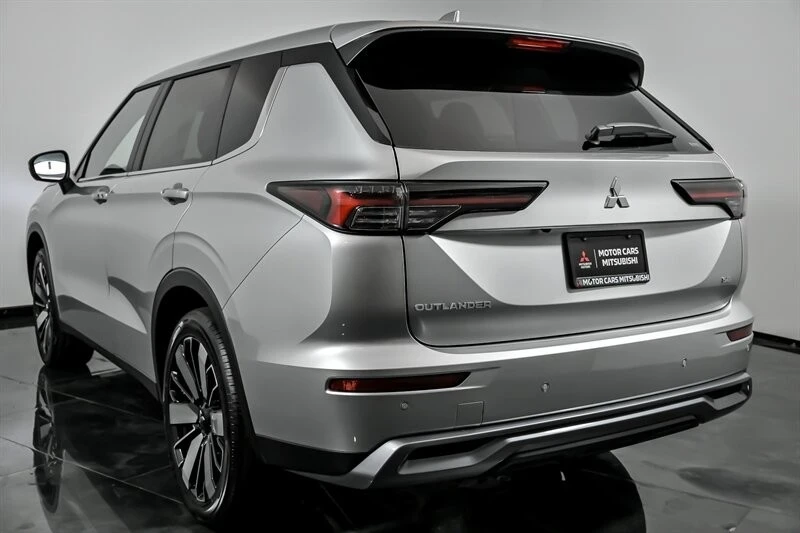 2025 Mitsubishi Outlander - Image 7 of 21