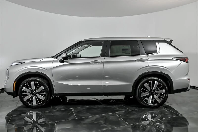 2025 Mitsubishi Outlander - Image 6 of 24