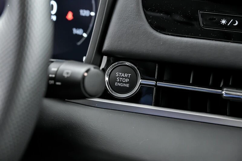 2025 Mitsubishi Outlander - Image 19 of 24