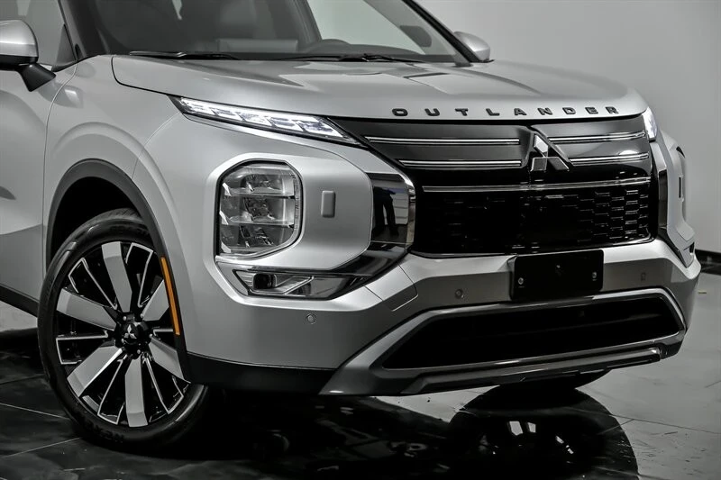 2025 Mitsubishi Outlander - Image 2 of 21