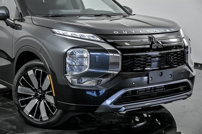 2025 Mitsubishi Outlander - Image 2 of 21