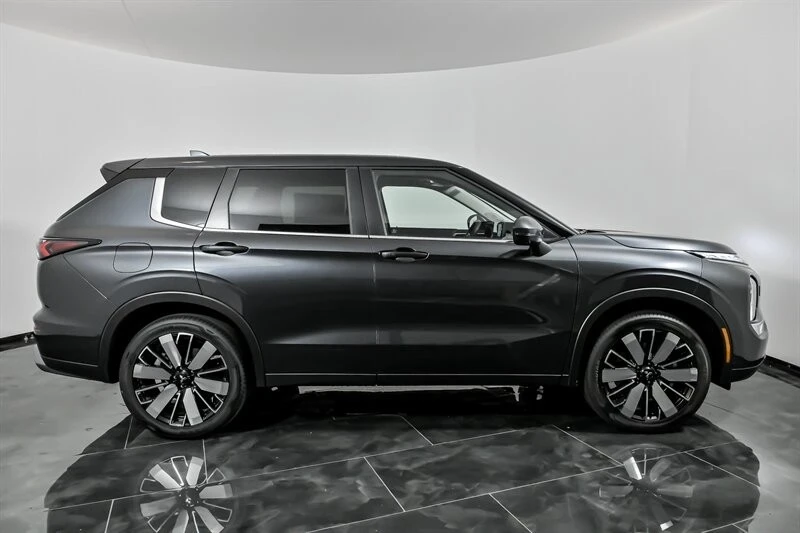 2025 Mitsubishi Outlander - Image 10 of 21