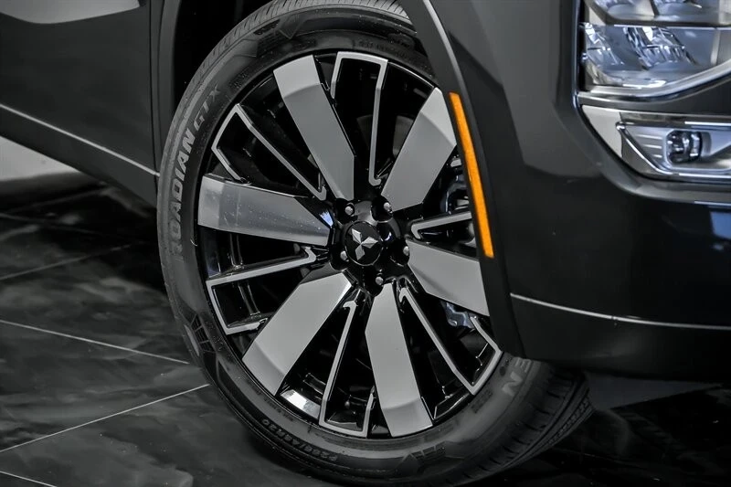 2025 Mitsubishi Outlander - Image 3 of 21