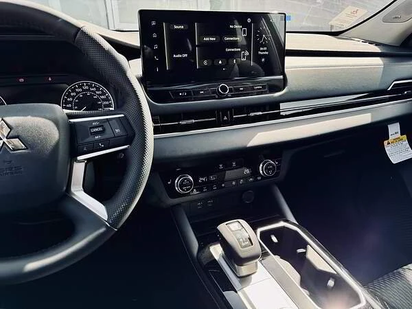 2025 Mitsubishi Outlander - Image 13 of 19