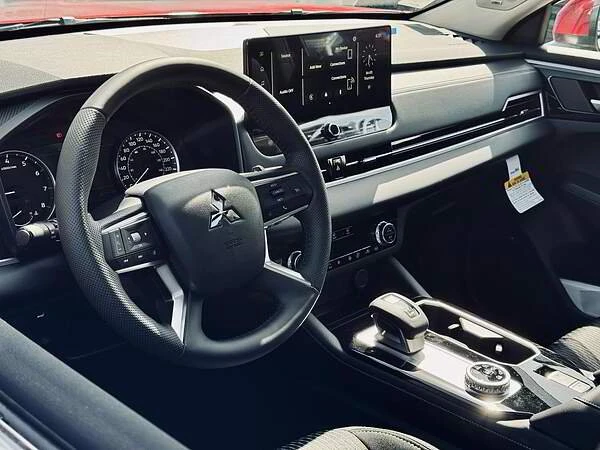 2025 Mitsubishi Outlander - Image 9 of 19