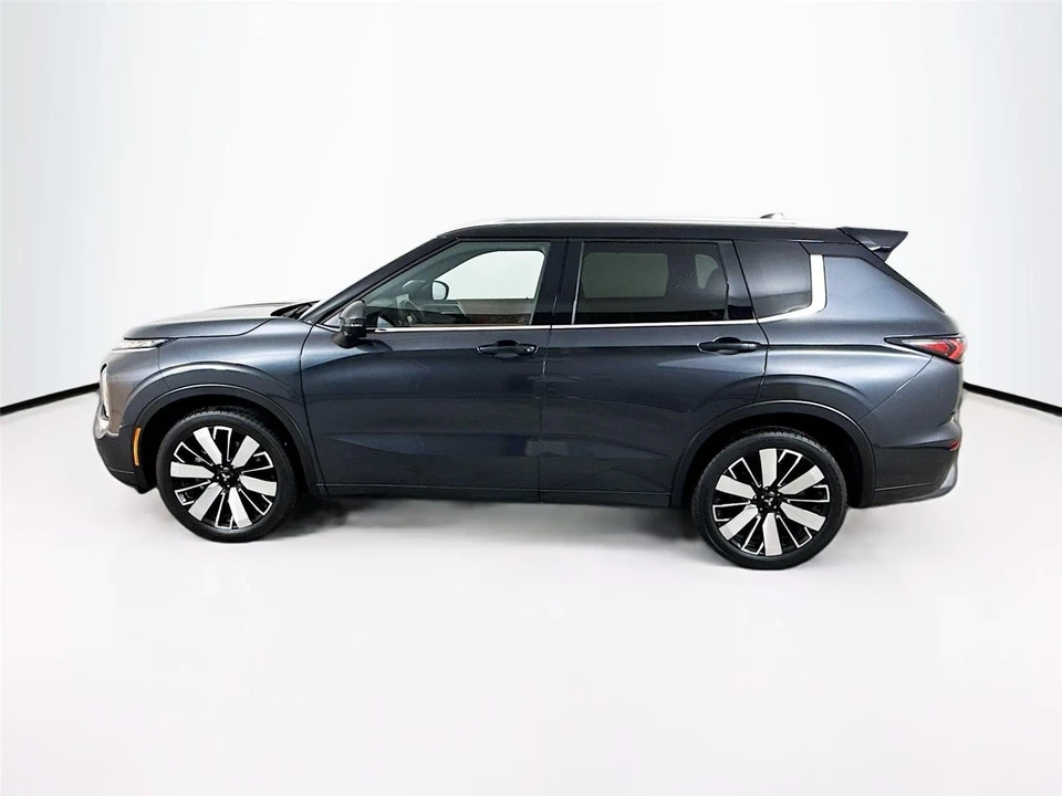 2025 Mitsubishi Outlander - Image 3 of 21
