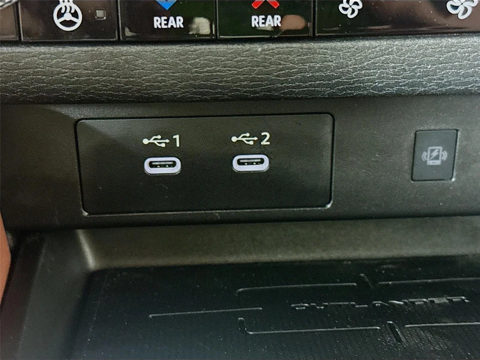2025 Mitsubishi Outlander - Image 16 of 21