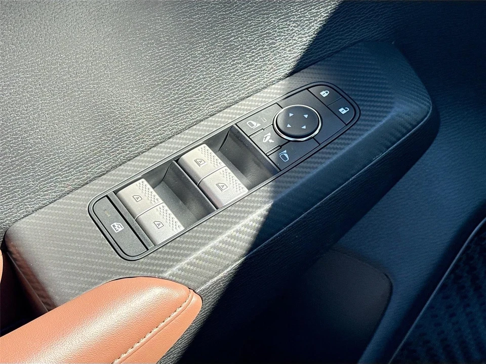 2025 Mitsubishi Outlander - Image 18 of 21