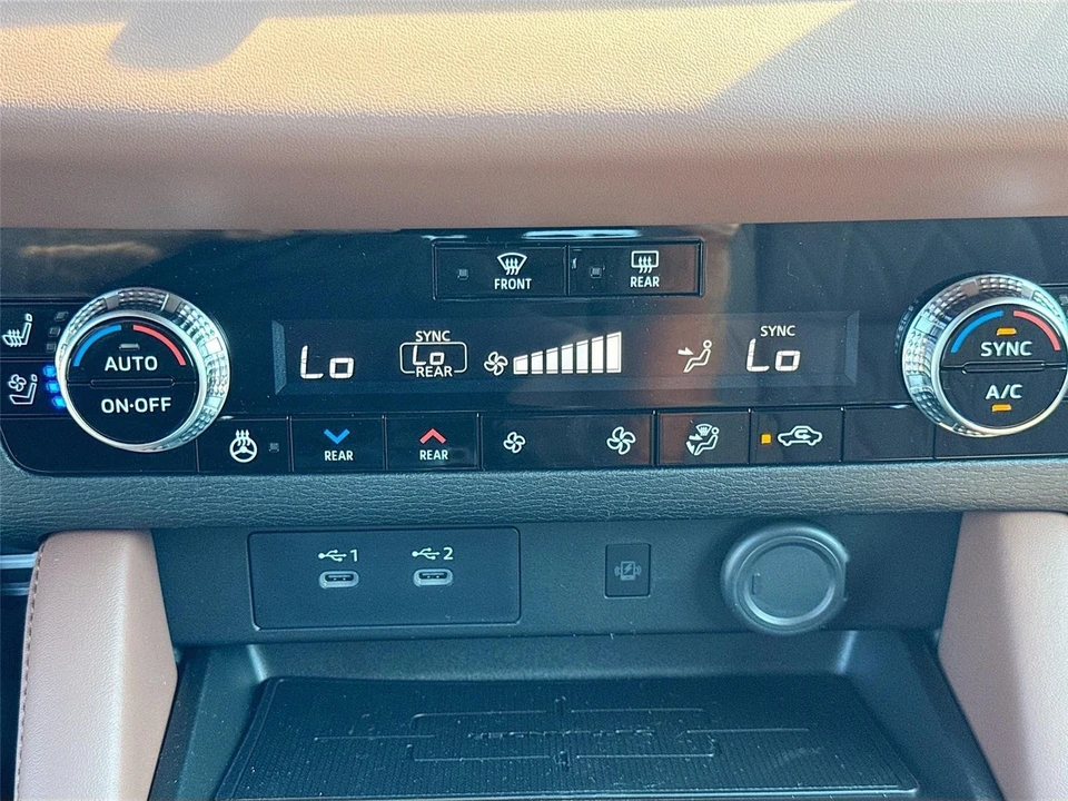 2025 Mitsubishi Outlander - Image 16 of 21