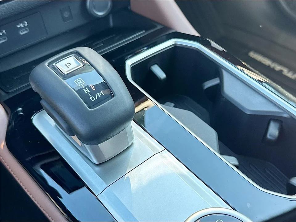 2025 Mitsubishi Outlander - Image 17 of 21