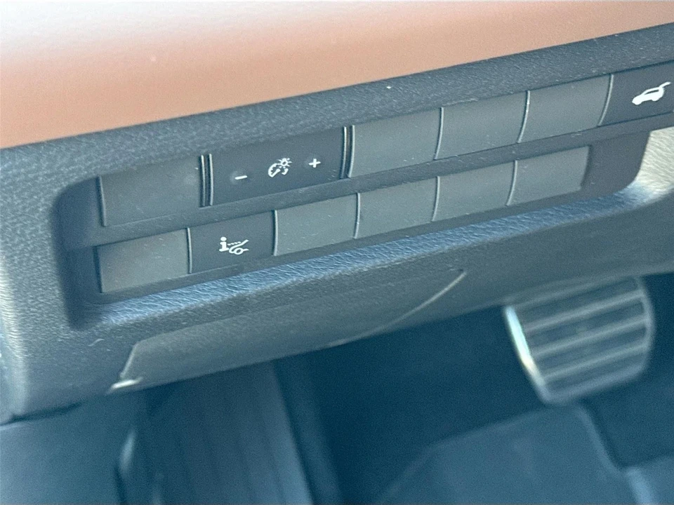 2025 Mitsubishi Outlander - Image 10 of 21