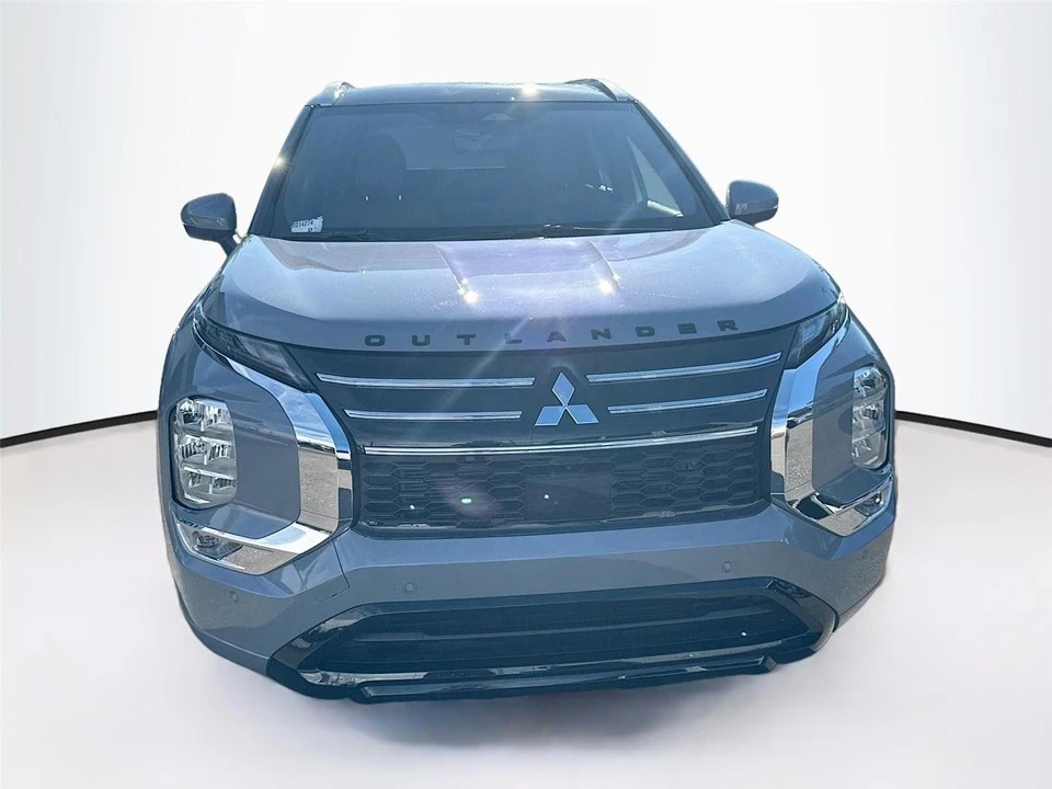 2025 Mitsubishi Outlander - Image 2 of 21