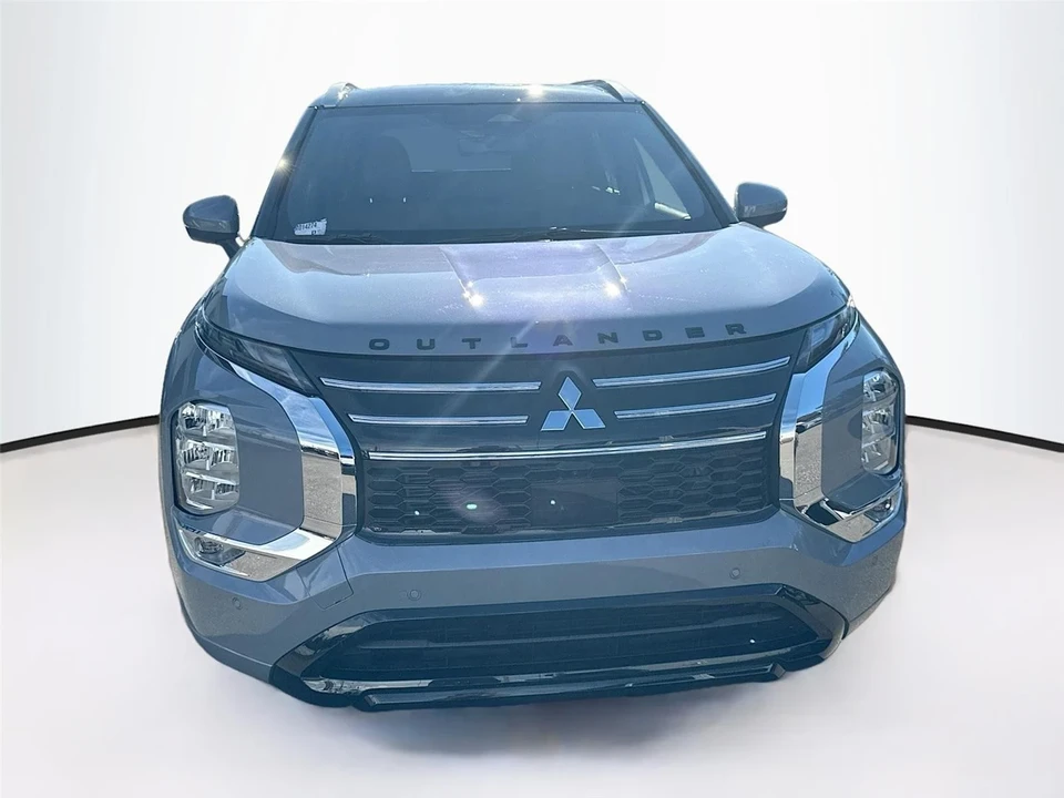 2025 Mitsubishi Outlander - Image 2 of 21