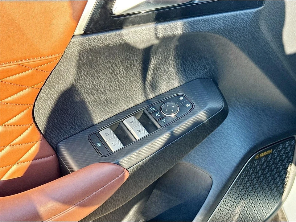 2025 Mitsubishi Outlander - Image 18 of 21