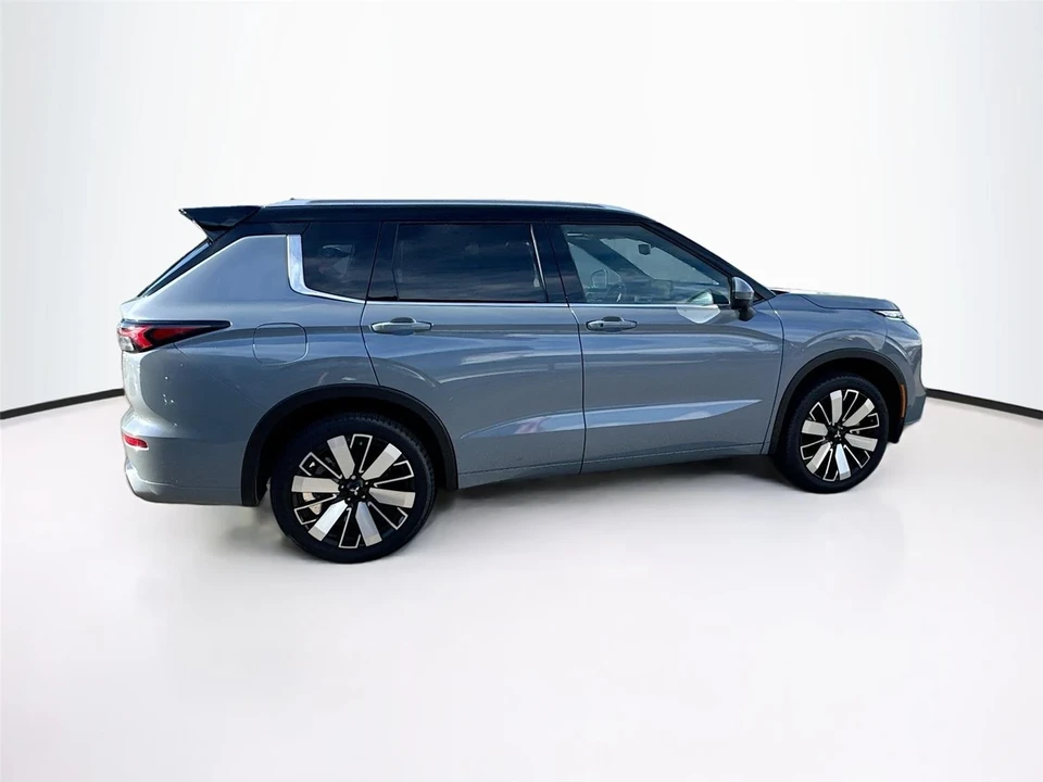 2025 Mitsubishi Outlander - Image 8 of 21