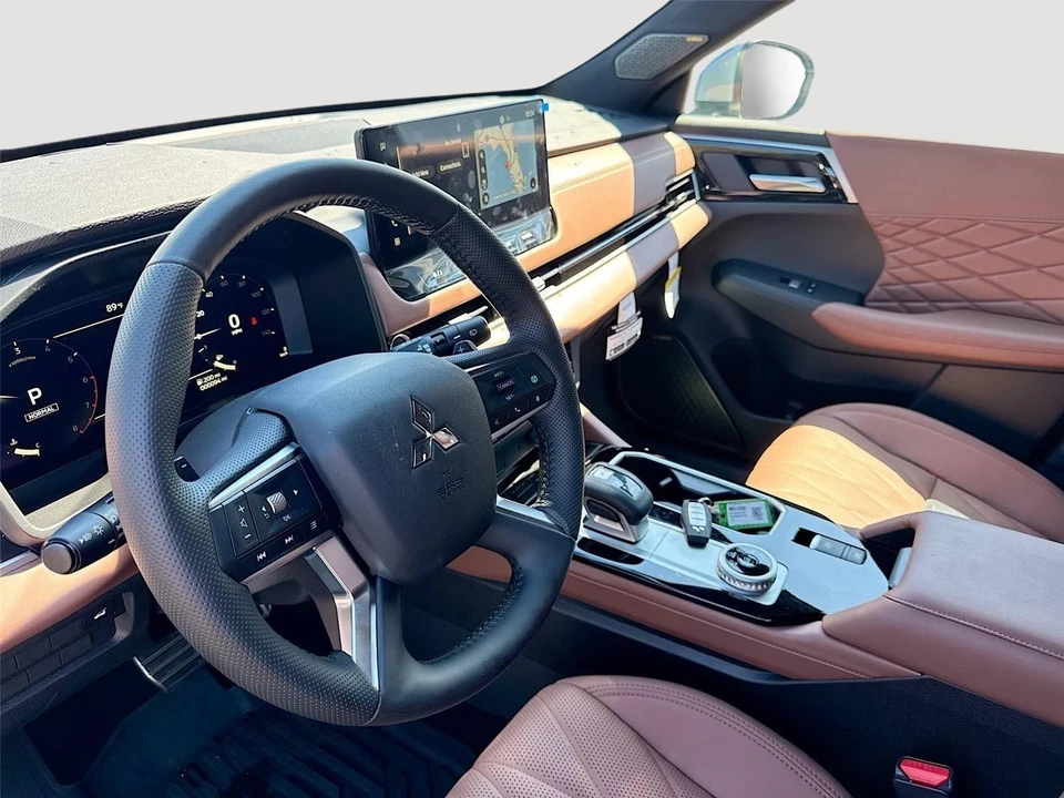 2025 Mitsubishi Outlander - Image 9 of 21