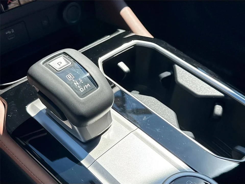 2025 Mitsubishi Outlander - Image 17 of 21