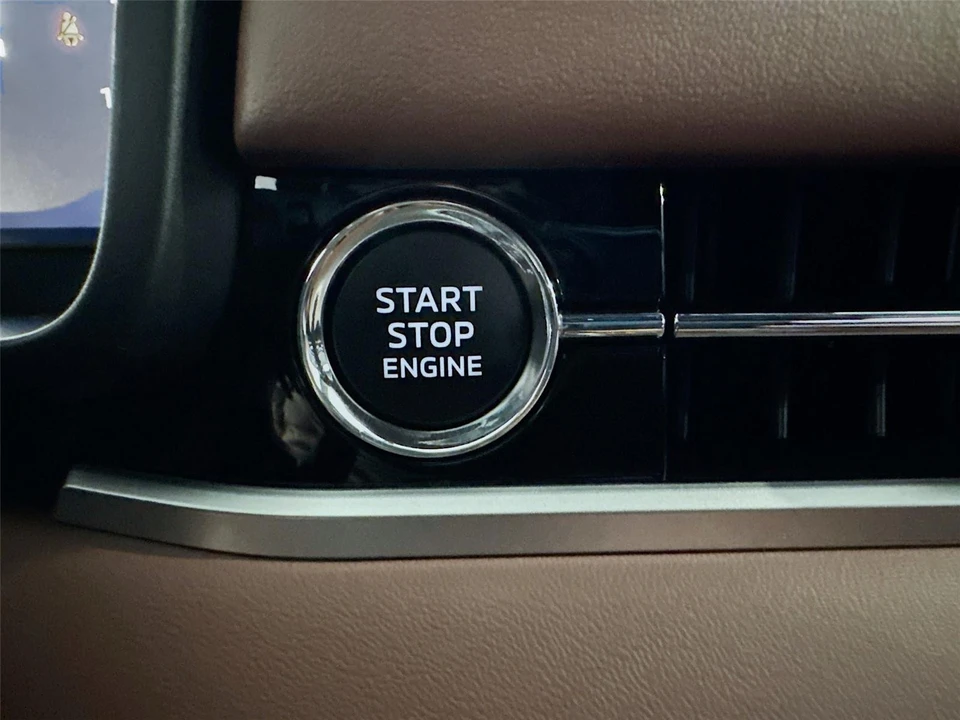 2025 Mitsubishi Outlander - Image 12 of 21