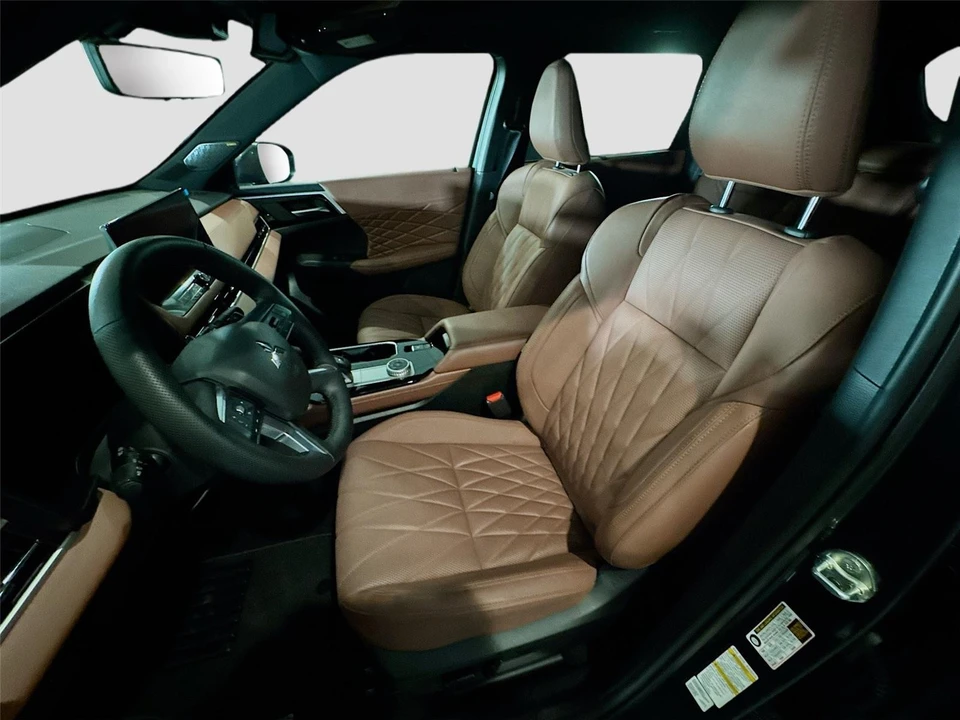 2025 Mitsubishi Outlander - Image 2 of 21