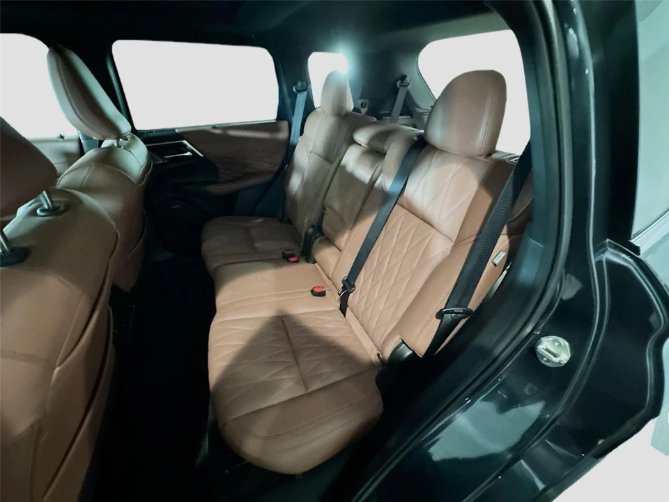 2025 Mitsubishi Outlander - Image 16 of 21