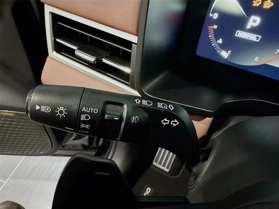 2025 Mitsubishi Outlander - Image 5 of 21