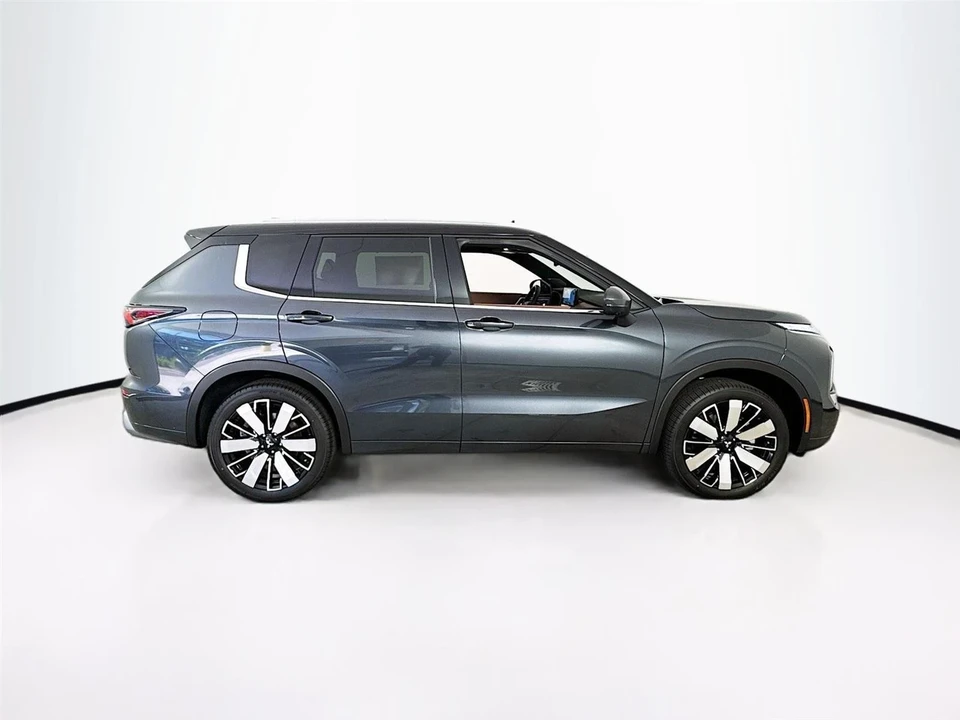 2025 Mitsubishi Outlander - Image 8 of 21