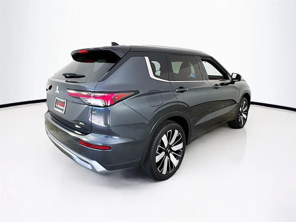 2025 Mitsubishi Outlander - Image 7 of 21