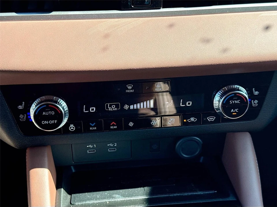 2025 Mitsubishi Outlander - Image 16 of 21