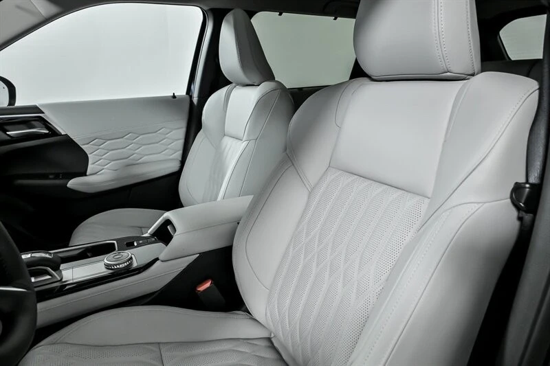2025 Mitsubishi Outlander - Image 14 of 21