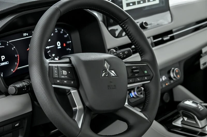 2025 Mitsubishi Outlander - Image 17 of 21