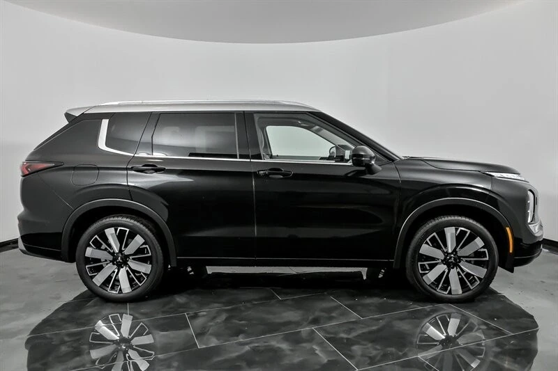 2025 Mitsubishi Outlander - Image 10 of 21