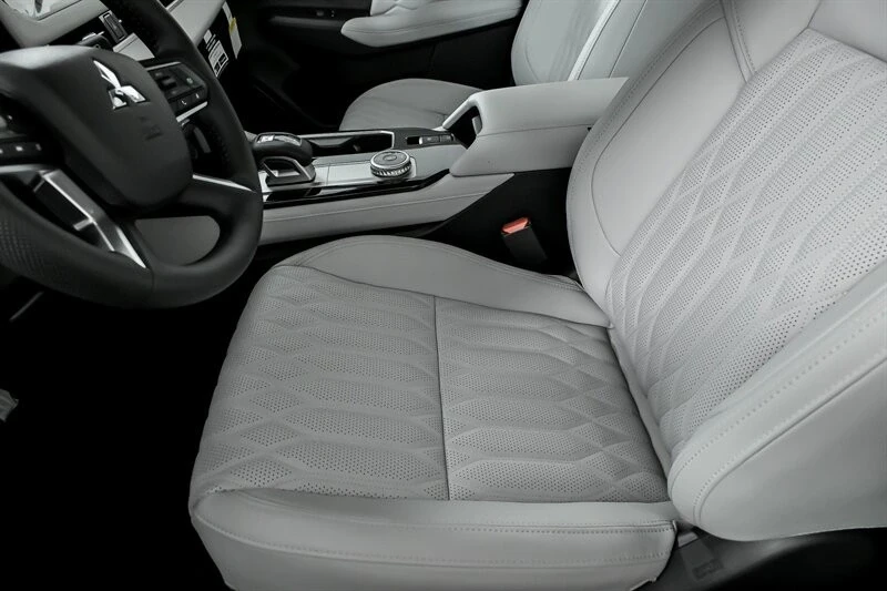 2025 Mitsubishi Outlander - Image 13 of 21