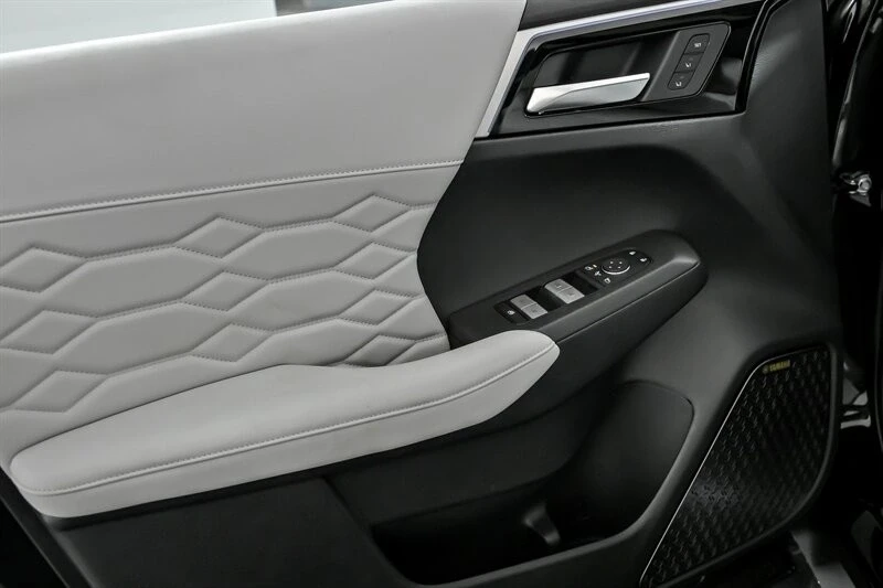 2025 Mitsubishi Outlander - Image 11 of 21