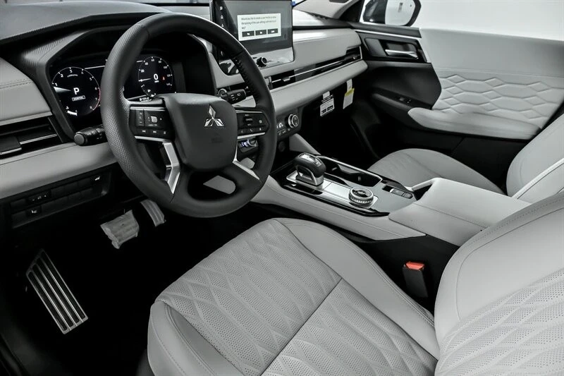 2025 Mitsubishi Outlander - Image 12 of 21