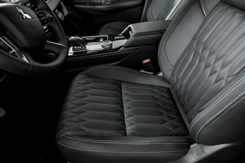 2025 Mitsubishi Outlander - Image 13 of 21