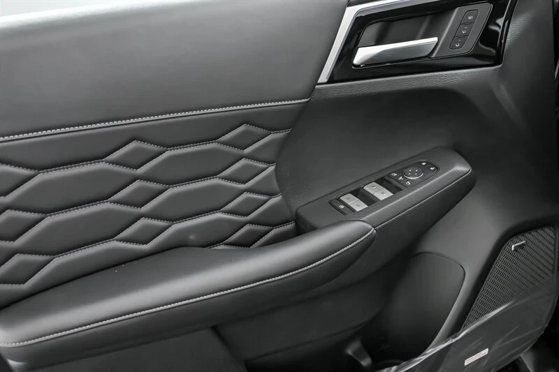 2025 Mitsubishi Outlander - Image 11 of 21