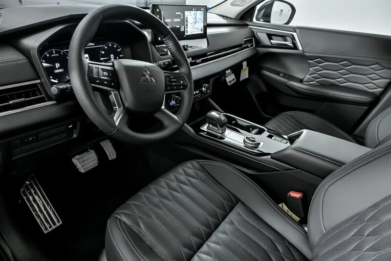 2025 Mitsubishi Outlander - Image 12 of 21