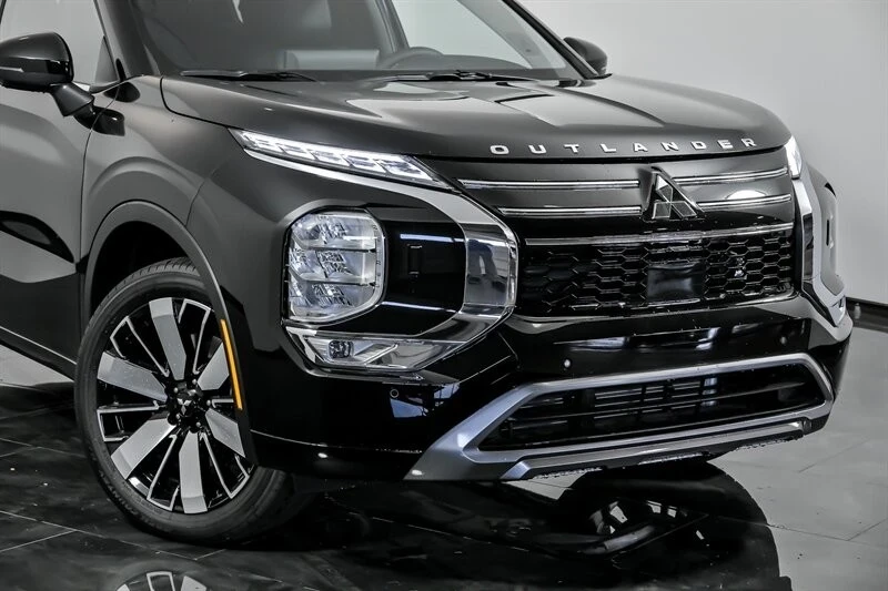 2025 Mitsubishi Outlander - Image 2 of 21