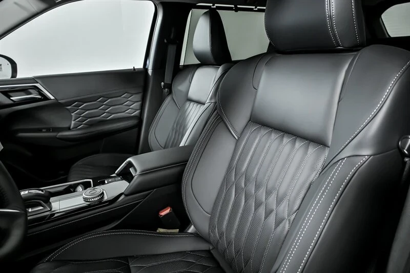 2025 Mitsubishi Outlander - Image 14 of 21